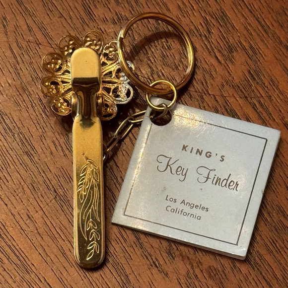 VTG King's Key Finder Los Angeles Ruby Red Rhinestone Engraved Metal Key Chain - Picture 3 of 5